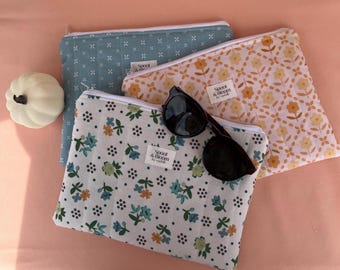 Bolsa acolchada con cremallera y estampado floral retro
