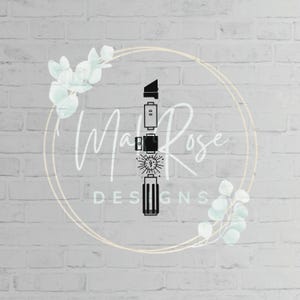 以下が含まれることがあります： ライトセーバーの白黒のグラフィックデザイン。周囲には円形で「Mal Rose Designs」の文字が書かれている。