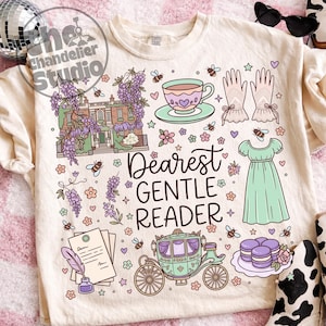 Puede incluir: Una taza de cerámica blanca con un asa negra y el texto "But First, Coffee" en negrita negra. La taza está sobre una superficie de madera. La taza mide 10 cm de alto.