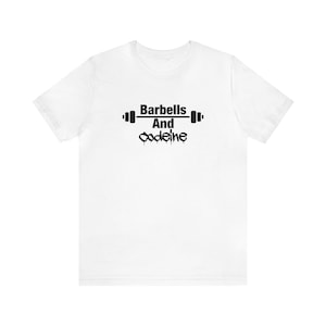 Puede incluir: Camiseta blanca con texto negro que dice "Barbells And Codeine" con un gráfico de barra sobre el texto.