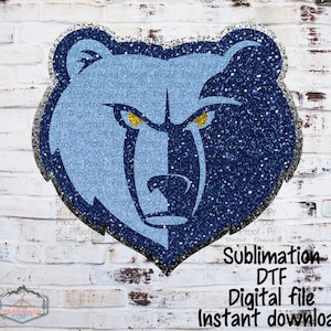 Op de afbeelding: Een sublimatieontwerp met een blauwe en zwarte beer met gele ogen. Het ontwerp is op een witte bakstenen achtergrond. De tekst "Sublimation DTF Digital file Instant download" staat onder de beer.