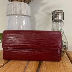 Auténtica cartera larga Louis Vuitton Sarah/Piel Epi roja/Vintage/Limpiada y acondicionada