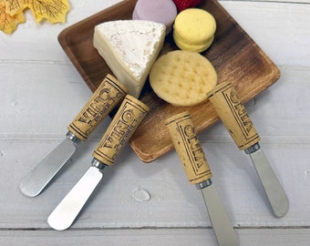 Vino Cork Decor 4-Piece Hand Painted Resin Handle with Stainless Steel Blade Multipurpose Cheese Spreader set (Vino Wine Cork)