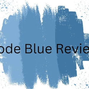 Könnte beinhalten: Ein abstrakter Hintergrund in Blautönen und Weiß mit dem Text "Code Blue Review" in Schwarz.