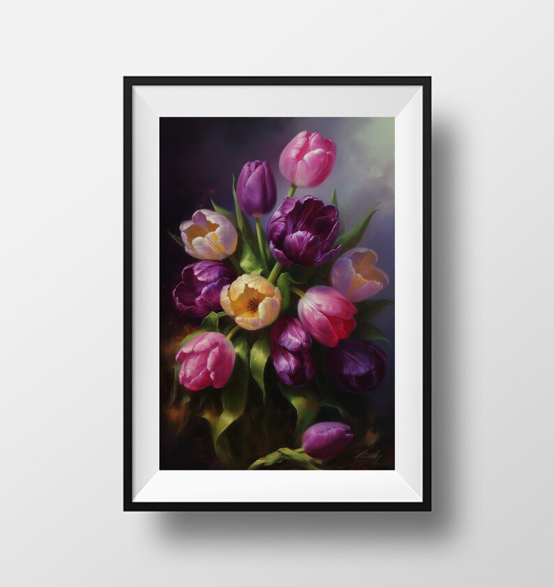 Pu&ograve; includere: Un dipinto incorniciato di un mazzo di tulipani in varie tonalit&agrave; di rosa, viola e giallo. I tulipani sono disposti in un vaso e sono su uno sfondo scuro.