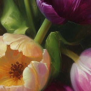 Pu&ograve; includere: Un mazzo di tulipani in tonalit&agrave; di viola, rosa e giallo. I tulipani sono disposti in un vaso e sono in piena fioritura.