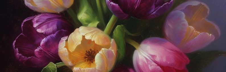 Pu&ograve; includere: Un mazzo di tulipani in tonalit&agrave; di viola, rosa e giallo. I tulipani sono disposti in un vaso e sono in piena fioritura.