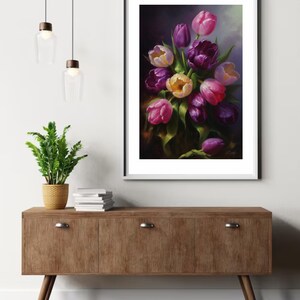 Pu&ograve; includere: Un dipinto di un mazzo di tulipani viola, rosa e gialli con foglie verdi. I tulipani sono disposti in un vaso e lo sfondo &egrave; di un viola scuro.