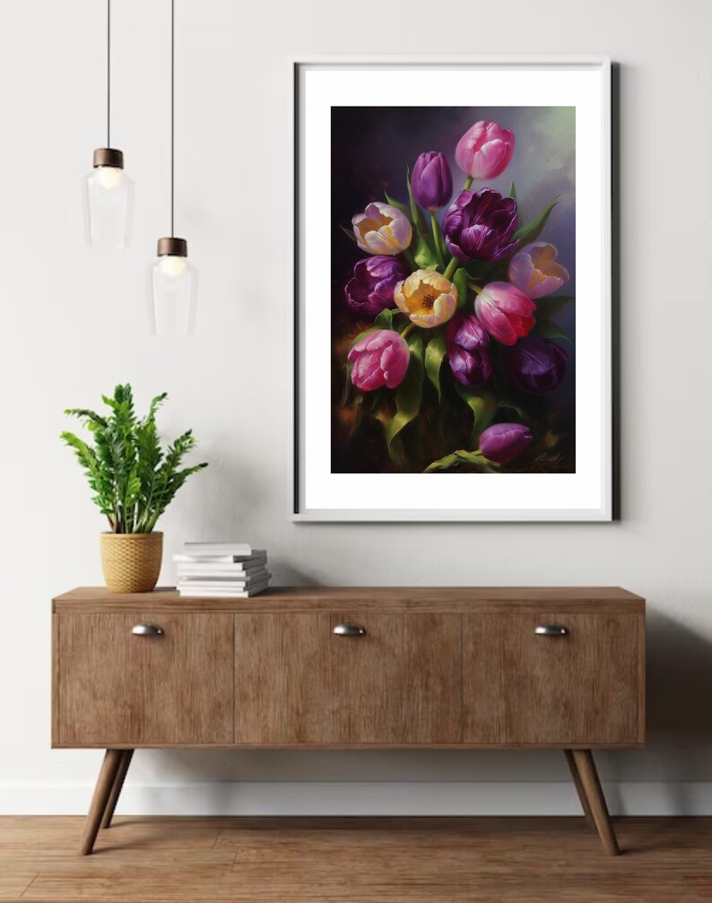 Pu&ograve; includere: Un dipinto di un mazzo di tulipani viola, rosa e gialli con foglie verdi. I tulipani sono disposti in un vaso e lo sfondo &egrave; di un viola scuro.