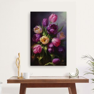 Pu&ograve; includere: Un dipinto di un mazzo di tulipani viola, rosa e gialli con foglie verdi. I tulipani sono disposti in un vaso e lo sfondo &egrave; di un colore scuro e sfocato.