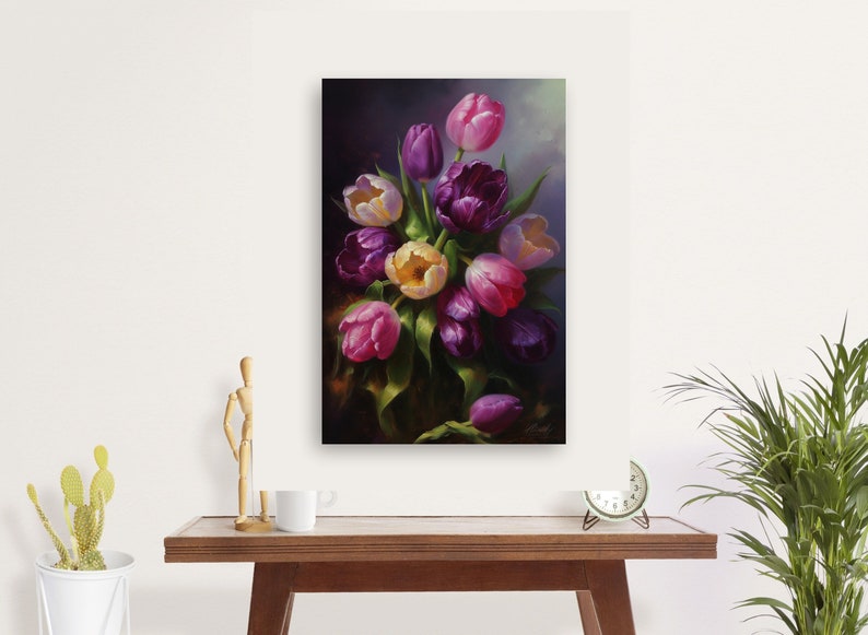 Pu&ograve; includere: Un dipinto di un mazzo di tulipani viola, rosa e gialli con foglie verdi. I tulipani sono disposti in un vaso e lo sfondo &egrave; di un colore scuro e sfocato.