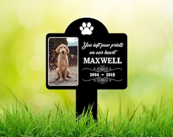 Könnte beinhalten: Schwarzer Gedenkpfahl für Haustiere mit einem Foto eines Golden Retrievers. Der Pfahl trägt den Text "You left paw prints on our heart" und den Namen "MAXWELL" mit den Jahren 2004-2018.