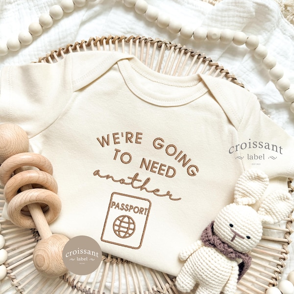 Bordado Vamos a necesitar otro pasaporte Baby Onesie® Viajes Vacaciones Anuncio de embarazo Bebé Familiar Viajes Baby Shower