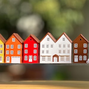 Op de afbeelding: Een witte keramische mok met een zwarte handgreep en de tekst "But First, Coffee" in een zwarte, vette letter. De mok staat op een houten oppervlak. De mok is ongeveer 10 cm hoog.