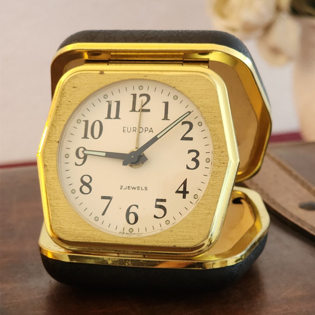 Sveglia da viaggio vintage firmata Bellissimo orologio da  Sveglia, Orologio vintage, orologio meccanico, sveglia  - Main Image