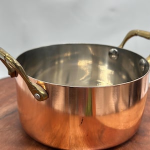 Casserole vintage en cuivre massif avec poignées en laiton