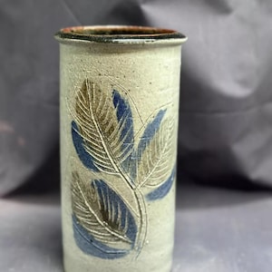 Vintage Kunstkeramik Zylinder Blätter Gestempelt Vase Küchenutensilien Vase Handwerker signiert