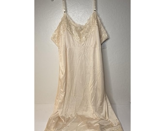Vestido largo lencero vintage Dixie Belle color champán con encaje, talla grande 52, Antron Nylon
