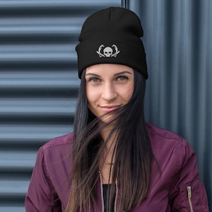The Graveyard Art Bazar - Embroidered Skull Beanie