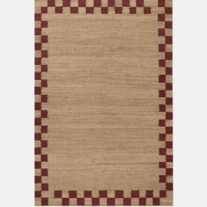Op de afbeelding: Rechthoekig beige tapijt met een donkerrode geblokte rand. Het tapijt heeft een geweven textuur en een eenvoudig ontwerp. Geschikt voor woonkamers, slaapkamers of entrees. Afmetingen in centimeters.