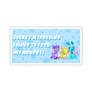 Può includere: Un adesivo blu e bianco con il testo "Mi dispiace, sto andando veloce, devo nutrire i miei Neopets". Sull'adesivo sono raffigurati tre Neopets dei cartoni animati: una fata viola e blu, una fata gialla e rosa e una fata blu e rosa.
