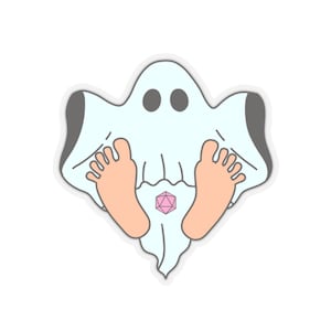 Può includere: Un fantasma bianco con due occhi neri e un dado rosa a 20 facce spunta da sotto un lenzuolo bianco. Il fantasma ha due piedi nudi che sporgono da sotto il lenzuolo.