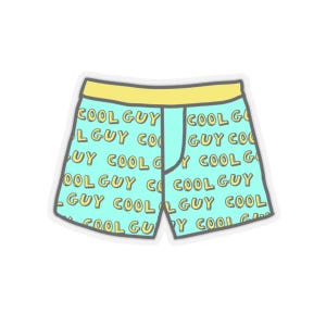 Puede incluir: Una pegatina de calzoncillos bóxer azul claro con las palabras "COOL GUY" en amarillo repetidas en la tela. La cintura es amarilla y los bordes están delineados en blanco.