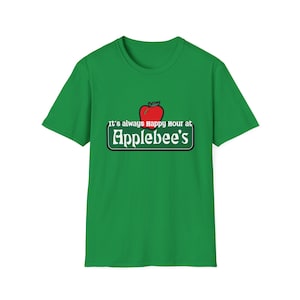 Puede incluir: Camiseta verde con una manzana roja y el texto "It's always happy hour at Applebee's".