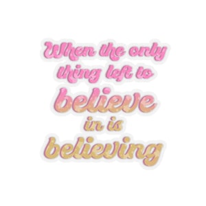 Quando l'unica cosa rimasta in cui credere è credere Yolanda Badgood Fantasy High Junior Year Brennan Lee Mulligan Dimensione 20 Adesivo