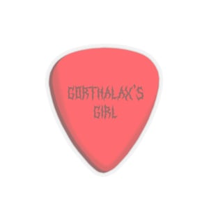 Può includere: Un plettro per chitarra rosso con la scritta "GORTHALAX'S GIRL" in un font gotico. Il plettro ha un bordo bianco ed è posto su uno sfondo bianco. Questo articolo è probabilmente un accessorio musicale.