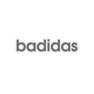 Può includere: Un adesivo con la scritta "badidas" in grigio, con un font sans-serif, che imita il logo Adidas. Il testo è centrato su uno sfondo bianco, con un sottile bordo bianco.