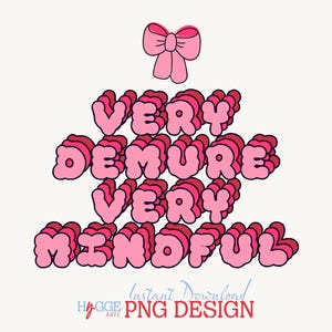 以下が含まれることがあります： ピンクと赤のグラフィックテキストデザイン。レトロなスタイルで「Very Demure Very Mindful」という文字が書かれており、上部にピンクのリボンが付いています。