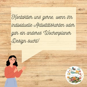 Op de afbeelding: Een cartoonillustratie van een vrouw met bruin haar en een rood shirt die wijst naar een spraakballon met de tekst "Kontaktier uns gerne, wenn ihr individuelle Aktivit&auml;tskarten oder gar ein anderes Wochenplaner Design sucht!" op een houten achtergrond.