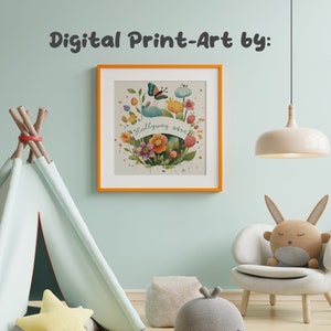 Op de afbeelding: Een digitale print-art illustratie van een kleurrijk bloemstuk met een vlinder en de tekst "Hollyway art". De print is ingelijst in een fel oranje lijst en hangt aan een lichtblauwe muur.