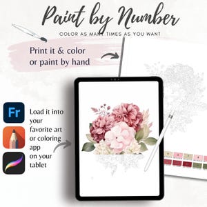 Op de afbeelding: Een digitaal paint-by-number ontwerp met een bloemstuk in roze en witte tinten, weergegeven op een tablet. De afbeelding bevat de tekst "Paint by Number" en instructies om af te drukken en in te kleuren of met de hand te schilderen.