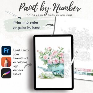 Op de afbeelding: Digitaal schilderen op nummer concept. De afbeelding toont een tablet met een aquarel schilderij van roze rozen in een blauwe kruiwagen. Tekst luidt "Paint by Number" en "Print it & color or paint by hand".