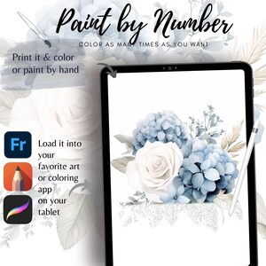 Op de afbeelding: Digitaal paint-by-number ontwerp met witte rozen en blauwe hortensia's. De tekst luidt "Paint by Number" en bevat instructies. Inclusief app-pictogrammen en een tablet met stylus.