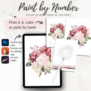 Op de afbeelding: Een digitaal paint-by-number ontwerp met een bloemenboeket in roze, wit en groen. De afbeelding bevat de tekst "Paint by Number" en instructies om af te drukken en te kleuren of met de hand te schilderen. Het laat ook zien hoe je het ontwerp in een kunst-app op een tablet kunt laden.