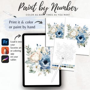 Op de afbeelding: Digitale paint-by-number kunst met een bloemenontwerp in blauw, wit en crème. De afbeelding toont een tablet met het kunstwerk, afgedrukte versies en instructies. De tekst luidt "Paint by Number" en "Print it & color or paint by hand".