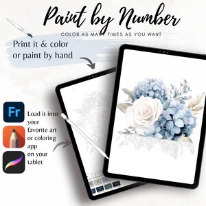 Op de afbeelding: Twee tablets met een paint-by-number ontwerp. Eén toont een bloemenontwerp in blauw en wit, de andere een lijntekening. Tekst luidt "Paint by Number" en "Print het & kleur of schilder met de hand."