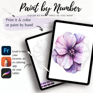 Op de afbeelding: Twee tablets met een bloemontwerp om te schilderen op nummer. Eén tablet toont een voltooide aquarelbloem in paars en roze tinten, de andere de lijntekening. Tekst luidt "Paint by Number" en "Print het & kleur of schilder met de hand."