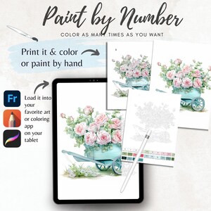 Op de afbeelding: Digitale paint-by-number kunstkit met een aquarel illustratie van roze rozen in een blauwe kruiwagen. De afbeelding bevat een tablet, gedrukte gidsen en een stylus. Tekst luidt "Paint by Number" en "Print it & color or paint by hand."