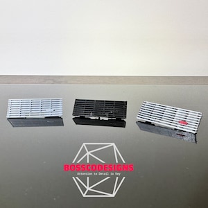 以下が含まれることがあります： 白い、黒い、灰色の3つのプラスチック製の通気口が、反射面上に三角形に配置されています。通気口はすべて同じサイズと形状で、水平なバーが並んでいます。