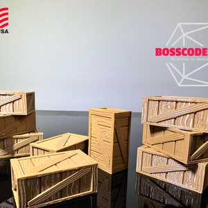 Peut inclure: Un ensemble de huit caisses en bois miniatures, empil&eacute;es et dispos&eacute;es sur une surface noire. Les caisses sont en bois brun clair avec une texture de grain de bois et ont un design simple avec une entretoise diagonale sur le devant. Les caisses sont toutes de la m&ecirc;me taille et de la m&ecirc;me forme, et elles sont parfaites pour ajouter une touche rustique &agrave; toute sc&egrave;ne miniature.