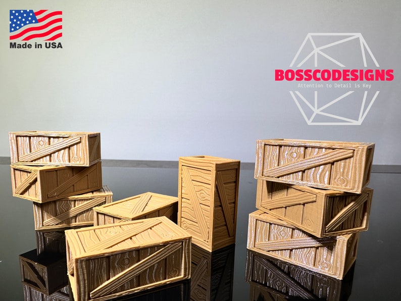 Peut inclure: Un ensemble de huit caisses en bois miniatures, empil&eacute;es et dispos&eacute;es sur une surface noire. Les caisses sont en bois brun clair avec une texture de grain de bois et ont un design simple avec une entretoise diagonale sur le devant. Les caisses sont toutes de la m&ecirc;me taille et de la m&ecirc;me forme, et elles sont parfaites pour ajouter une touche rustique &agrave; toute sc&egrave;ne miniature.