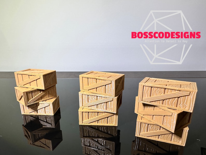 Peut inclure: Trois piles de caisses en bois, chaque pile ayant une hauteur diff&eacute;rente. Les caisses sont de couleur brun clair et ont une texture de grain de bois. Les caisses sont empil&eacute;es sur une surface noire. Le texte "BOSSCODESIGNS Attention to Detail is Key" est visible en arri&egrave;re-plan.