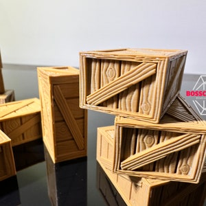 Peut inclure: Un groupe de petites caisses en bois empil&eacute;es les unes sur les autres. Les caisses sont en bois brun clair et ont un design simple. Les caisses sont parfaites pour ajouter une touche rustique &agrave; n'importe quelle pi&egrave;ce.