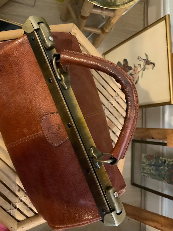 Vintage _ sac style médecin en cuir noir et cuivre de La Bagagerie