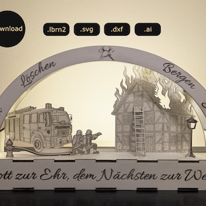 Puede incluir: Un diorama de madera blanca cortada con láser que representa una escena de incendio. Presenta un camión de bomberos, bomberos, una casa en llamas y el texto "Gott zur Ehr, dem Nächsten zur Wehr!". El diorama está arqueado con las palabras "Retten", "Löschen", "Bergen" y "Schützen".