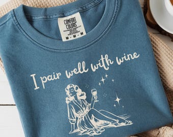 Komfort Farben Retro Wein T-Shirt: Ich passe gut zum Wein. Lustiges Wein-Liebhaber-Shirt, Damen-Brunch-Outfit, trendige Frauengeschenk